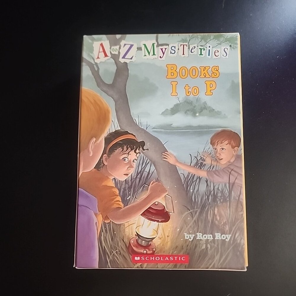 A to Z Mysteries Boxed Set of 8 Paperbacks I to P  by Ron Roy VG+